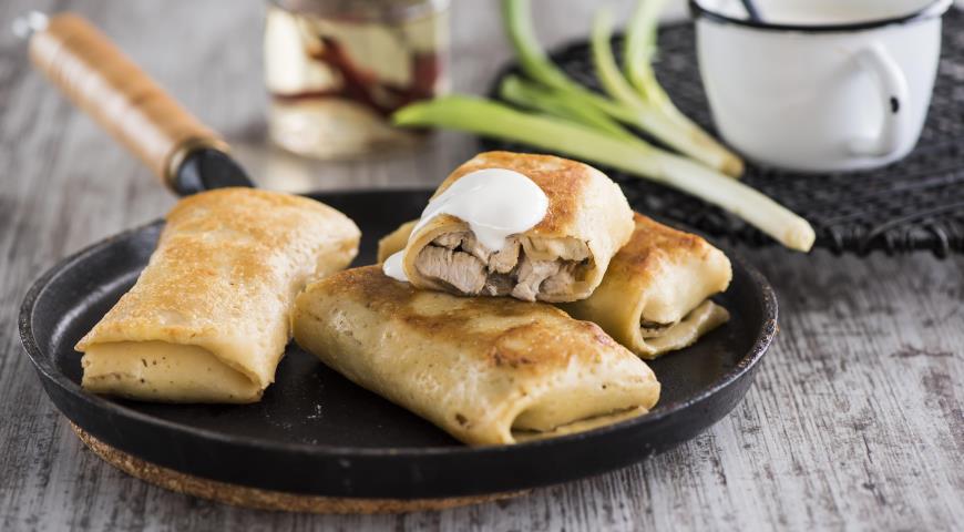 Румяные блинчики с курицей и грибами